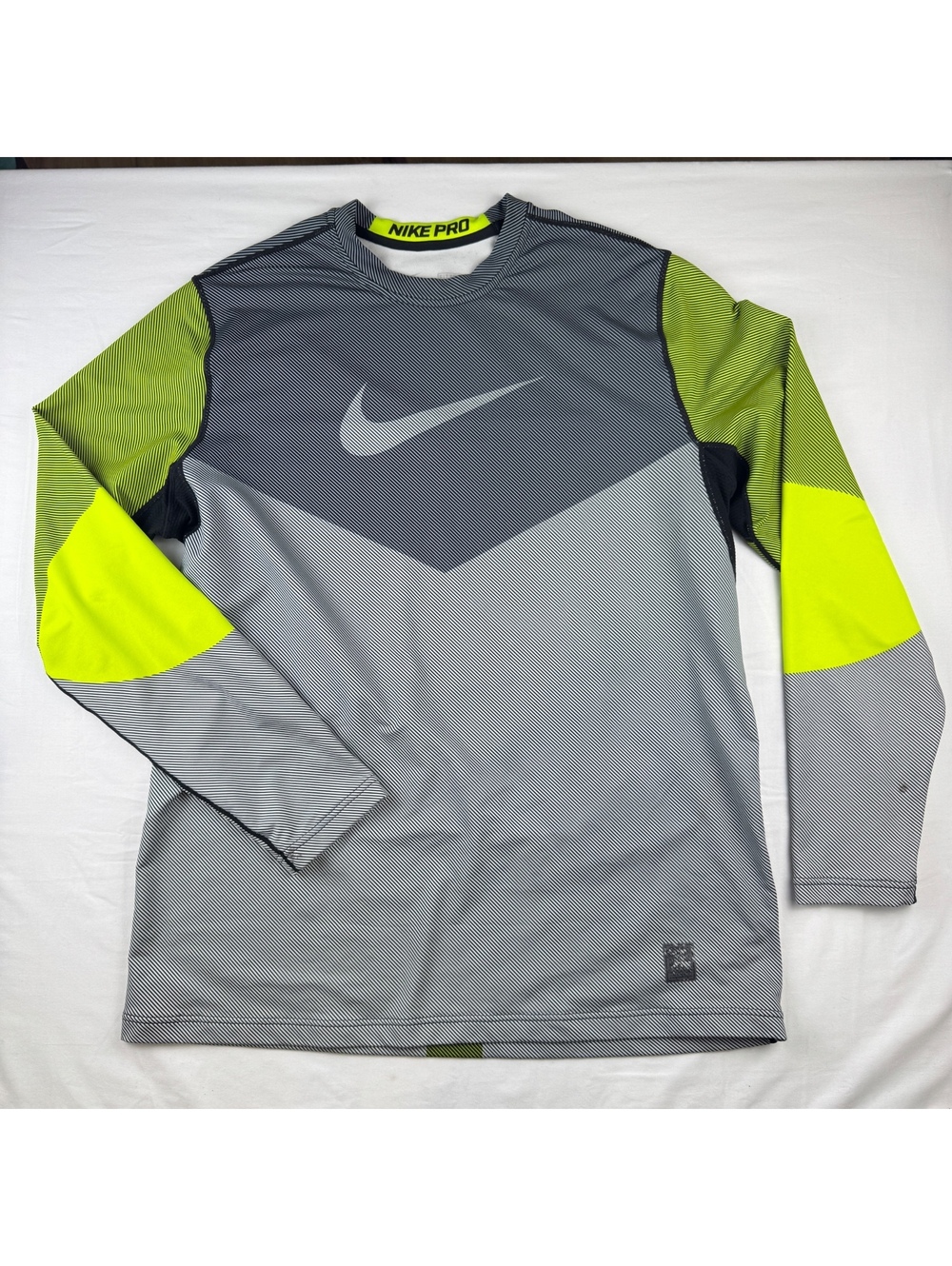 Nike Pro Dri-FIT Long Sleeve Athletic Shirt Size Medium *Tiny Mark